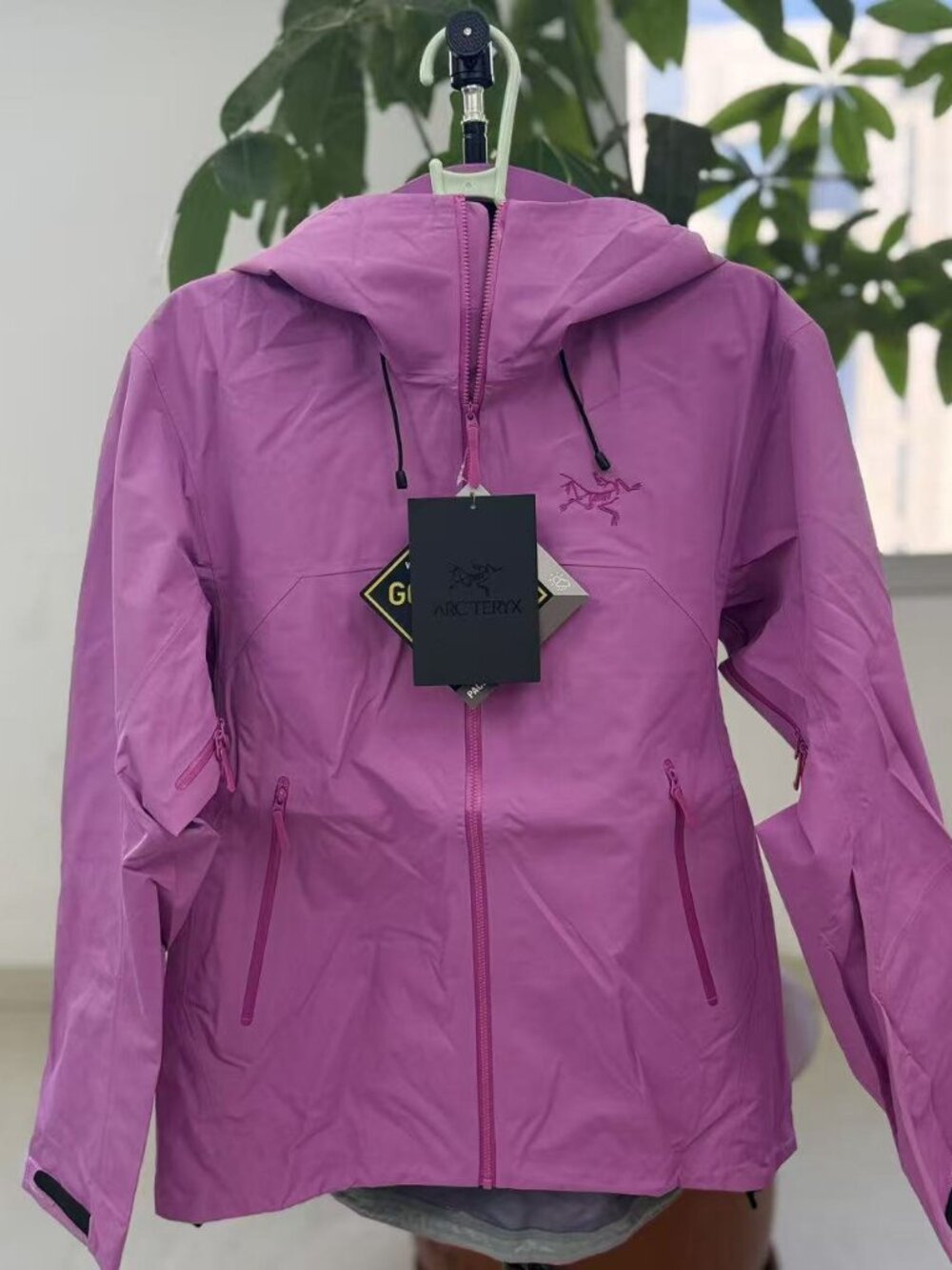 Arc'teryx GORE-TEX Outdoor Hardshell Jacket – Magenta/Purple – Size L